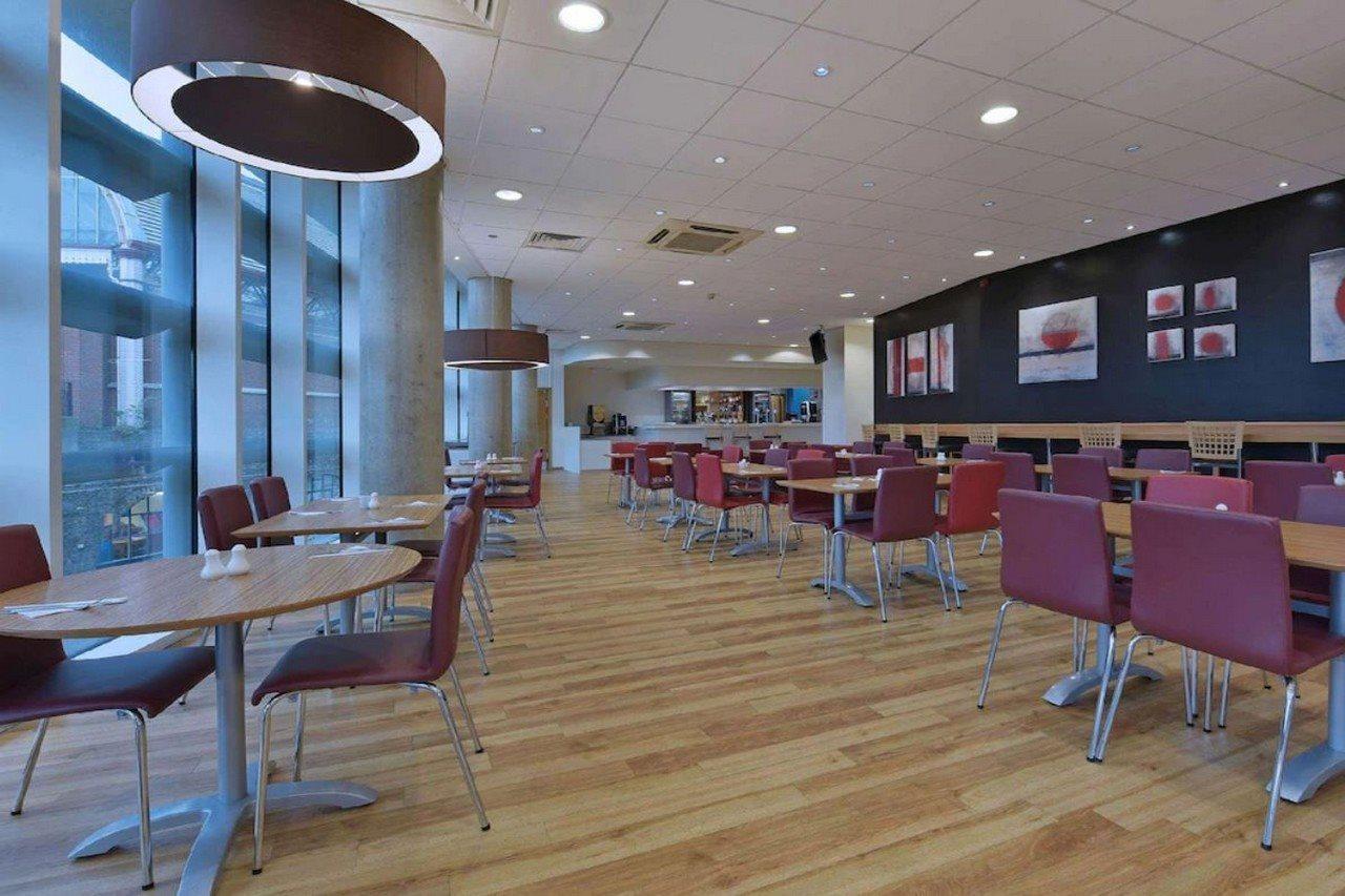 Travelodge Windsor Central Экстерьер фото