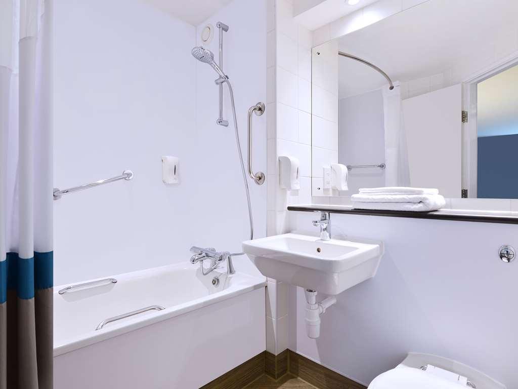 Travelodge Windsor Central Экстерьер фото