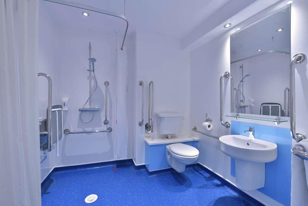 Travelodge Windsor Central Экстерьер фото