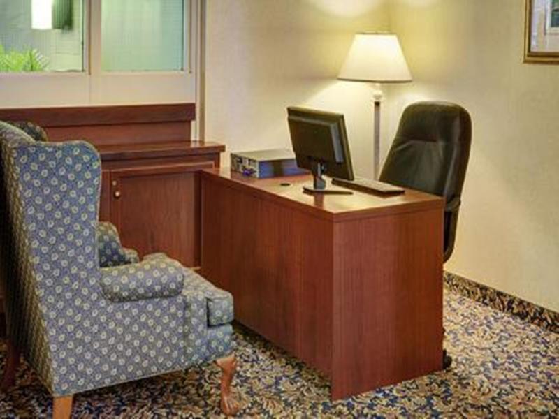 Travelodge Windsor Central Экстерьер фото