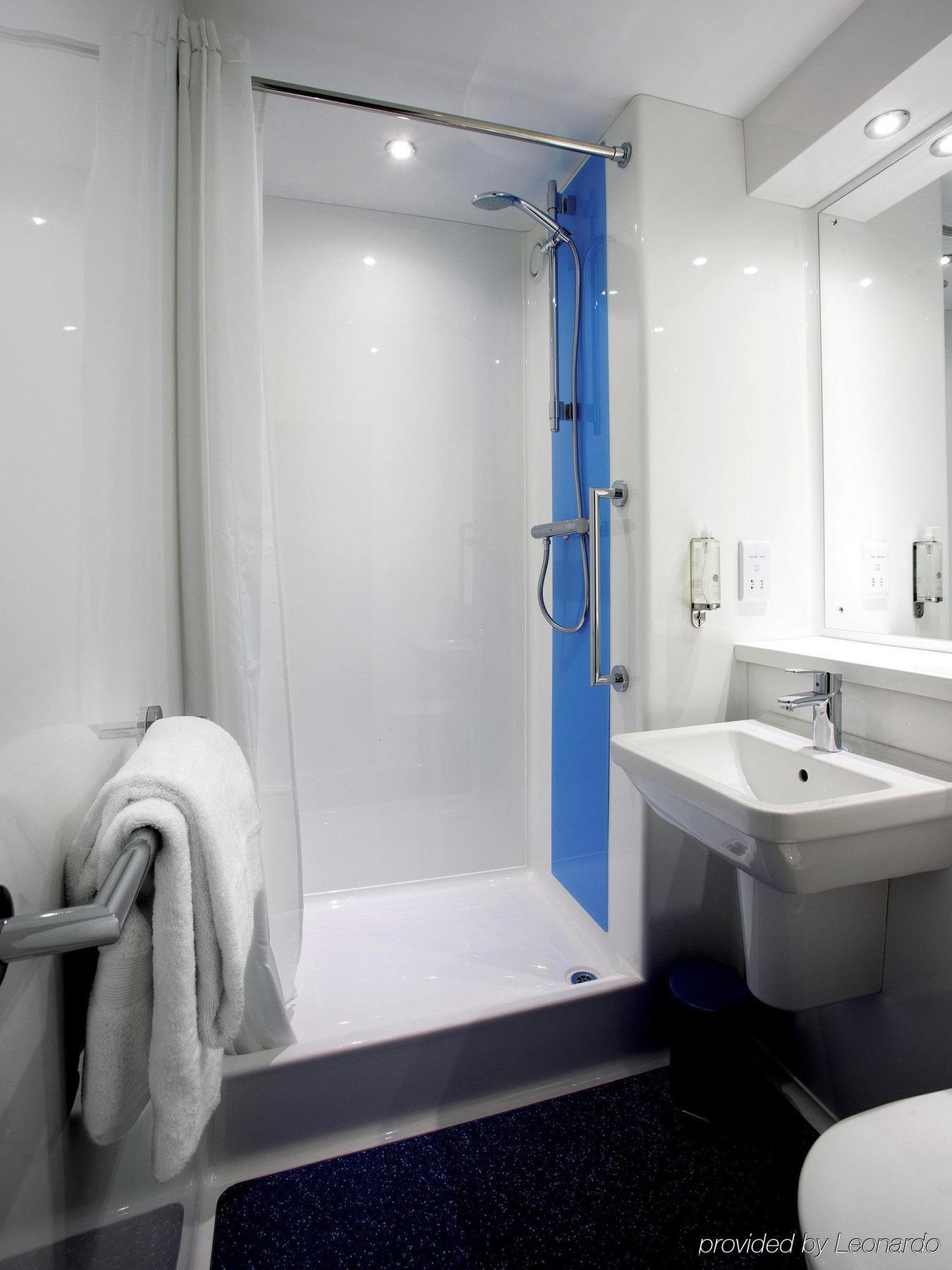 Travelodge Windsor Central Экстерьер фото