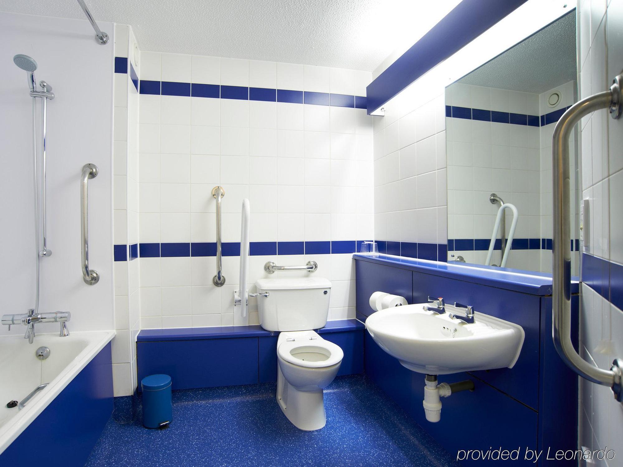 Travelodge Windsor Central Экстерьер фото