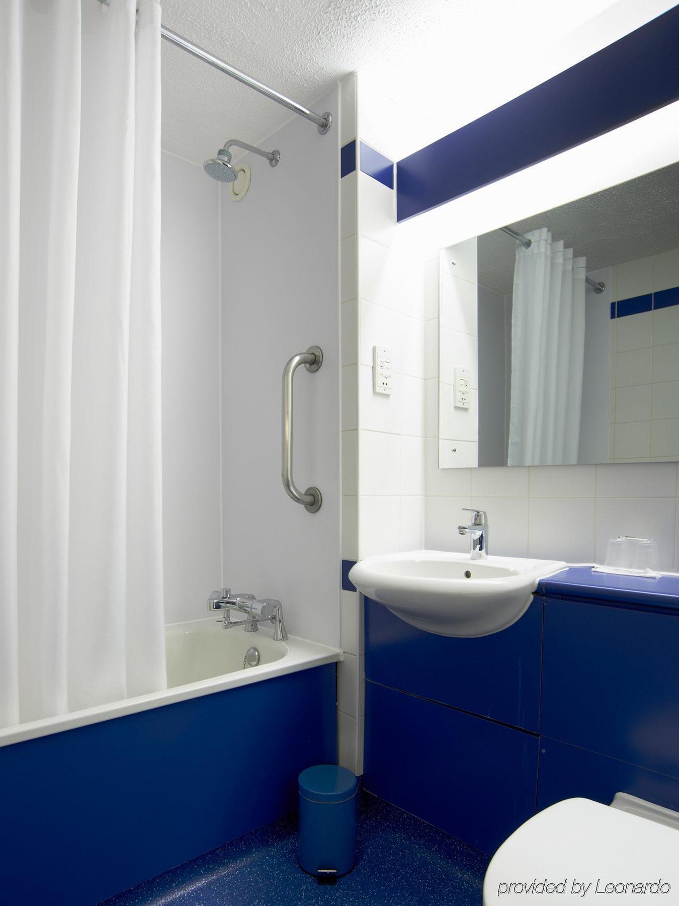 Travelodge Windsor Central Экстерьер фото