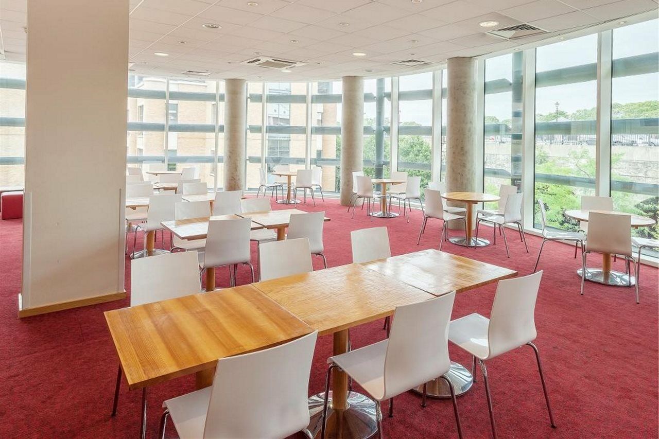 Travelodge Windsor Central Экстерьер фото